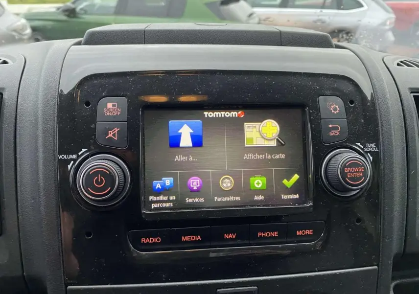 Vue rapprochée de l’écran tactile multimédia TomTom intégré au tableau de bord d’un Opel Movano Fourgon blanc.