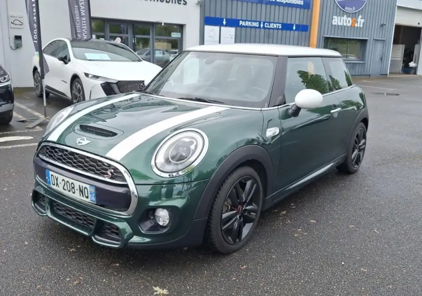 Vue 3/4 avant droite d'une MINI S John Cooper Works verte avec toit blanc et bandes blanches sur capot.