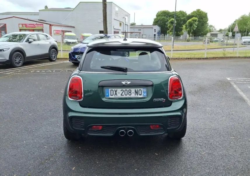 Vue arrière d'une MINI Cooper S finition John Work verte 2015 avec double sortie d'échappement centrale.