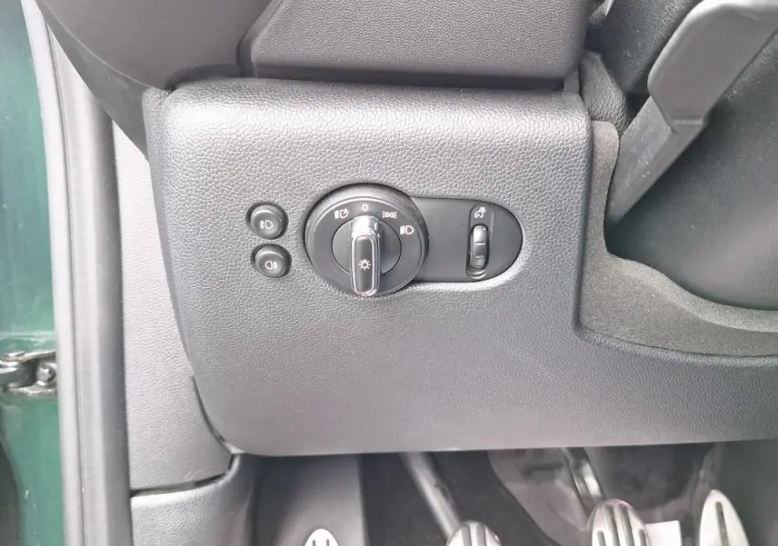 Détail du tableau de bord côté gauche avec commandes d’éclairage et pédalier en aluminium d’une MINI S John Cooper Works verte 2015.