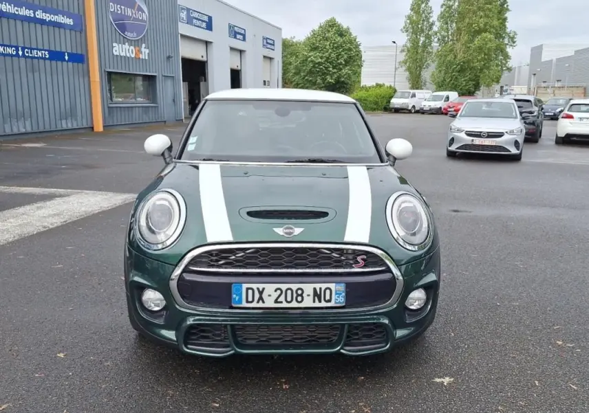 Vue frontale d'une MINI S finition John Work 2015 verte avec bandes blanches sur le capot et toit blanc.