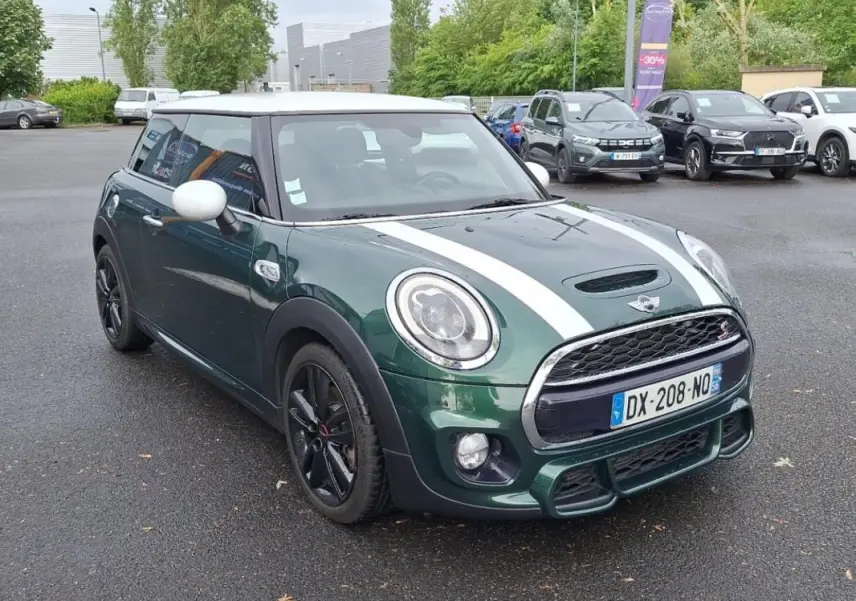 Vue 3/4 avant d'une MINI S finition John Cooper Works verte avec toit blanc et bandes blanches sur le capot.