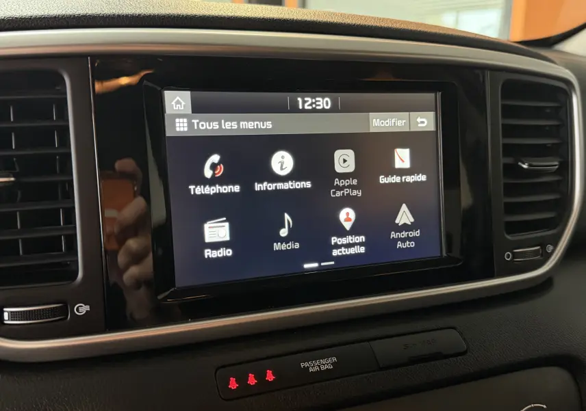 Écran tactile central du tableau de bord du KIA Sportage 2019 gris, affichant les menus Apple CarPlay et Android Auto.