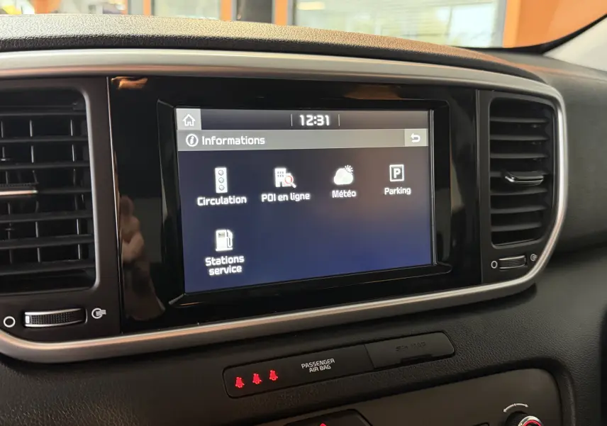 Écran tactile central du tableau de bord du KIA Sportage gris 2019, affichant le menu Informations.