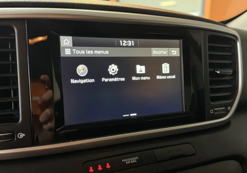 Écran tactile central du Kia Sportage 2019 affichant le menu principal avec options Navigation et Paramètres.