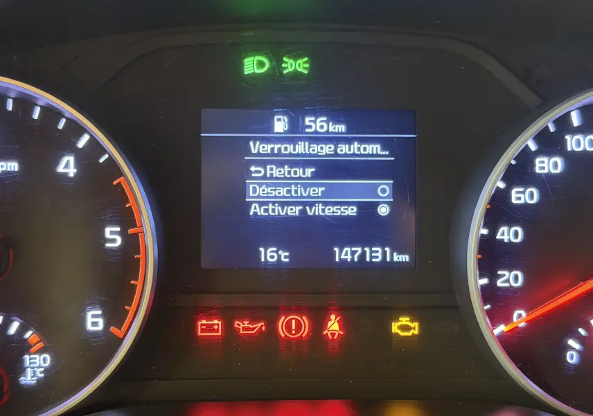 Vue rapprochée du tableau de bord du Kia Sportage 2019 gris, affichant le compteur et les voyants allumés.