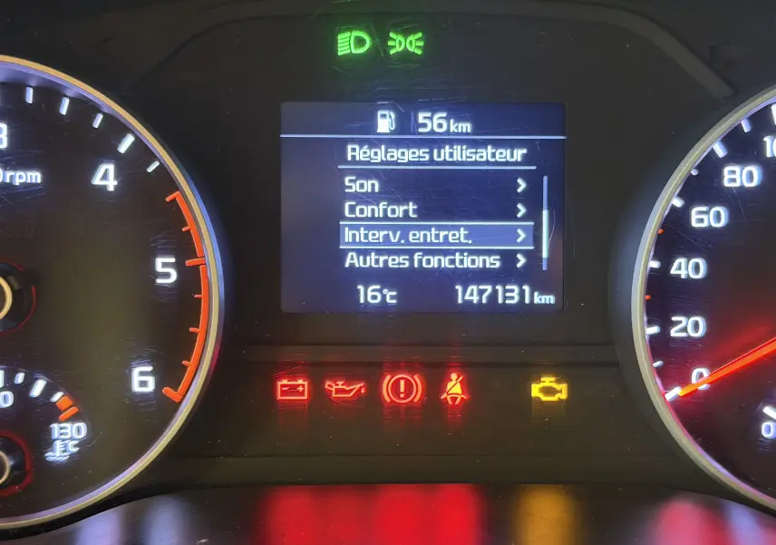 Tableau de bord du Kia Sportage 2019 gris, affichage central des réglages utilisateur et témoins lumineux allumés.