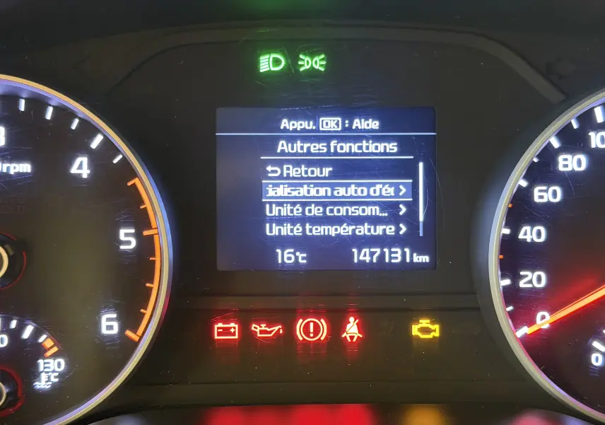 Tableau de bord du Kia Sportage 2019 diesel, affichant les voyants d'alerte et l'écran central des fonctions.