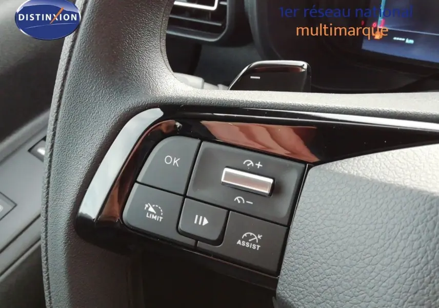 Gros plan sur les commandes de régulateur de vitesse au volant du Citroën Berlingo XL blanc Icy 2026.