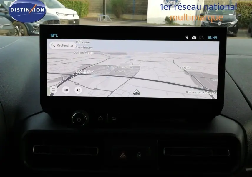 Vue intérieure centrée sur l'écran tactile du tableau de bord du Citroën Berlingo XL blanc, affichant la navigation GPS.