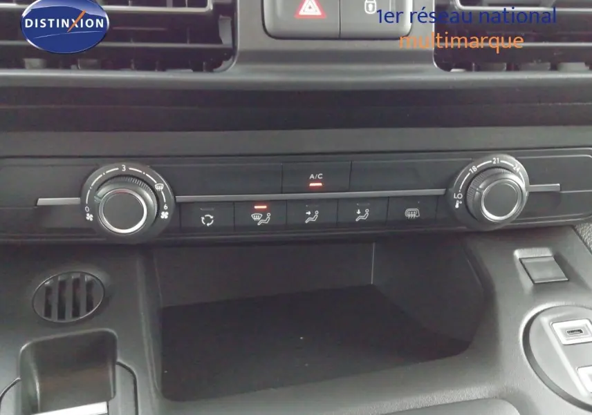 Tableau de bord du Citroën Berlingo XL 2026 en vue rapprochée, montrant les commandes de climatisation et ventilation.