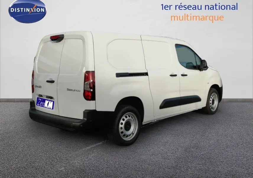 Vue 3/4 arrière droite d'un Citroën Berlingo XL blanc icy avec portes latérales coulissantes et hayon double.