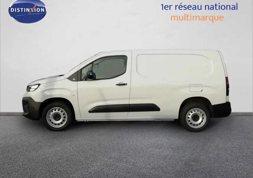 Vue de profil côté gauche d'un Citroën Berlingo XL blanc Icy, fourgon utilitaire avec jantes acier et protections noires.