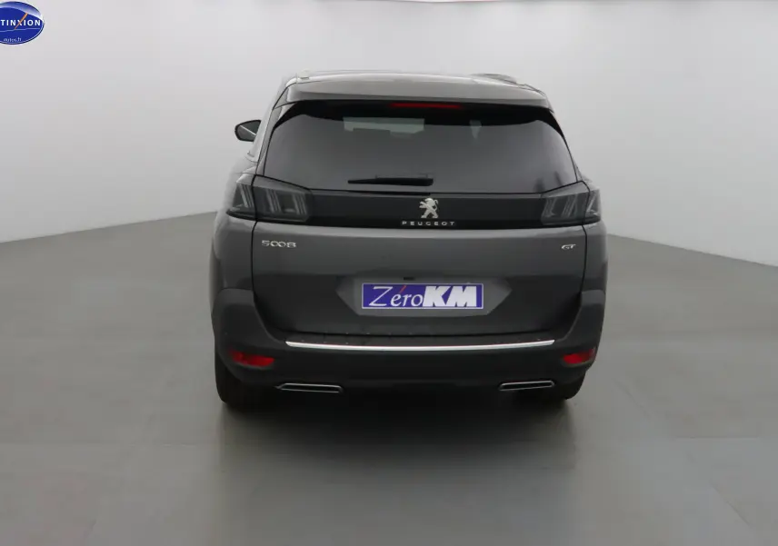 Vue arrière du Peugeot 5008 gris platinium métal 2023 avec feux LED et double sortie d'échappement chromée.