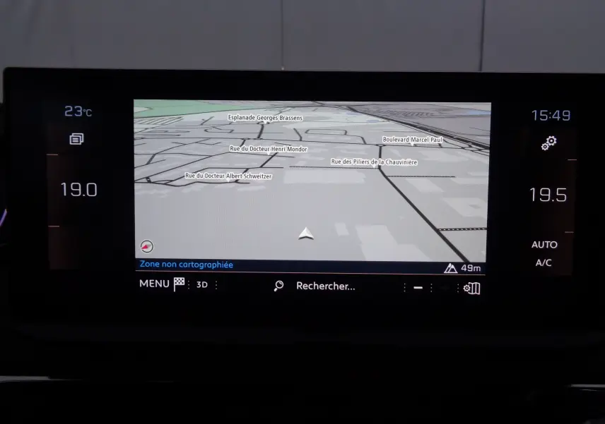 Écran tactile central du Peugeot 5008 2023 affichant la navigation GPS et les réglages de climatisation digitale.