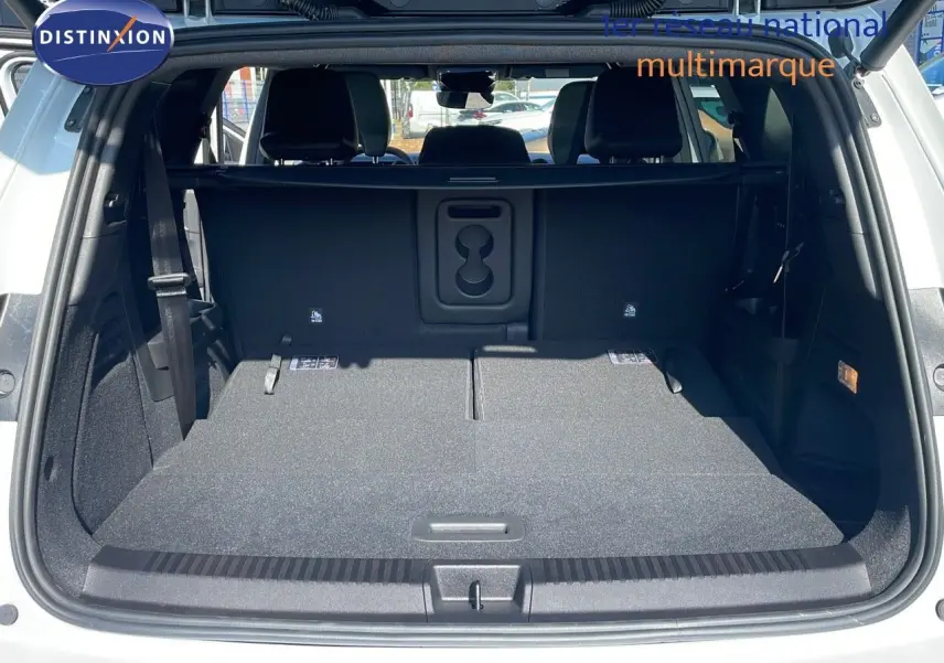 Coffre ouvert d'un Renault Espace blanc nacré 2025, vue arrière montrant l'espace de chargement avec sièges rabattus.
