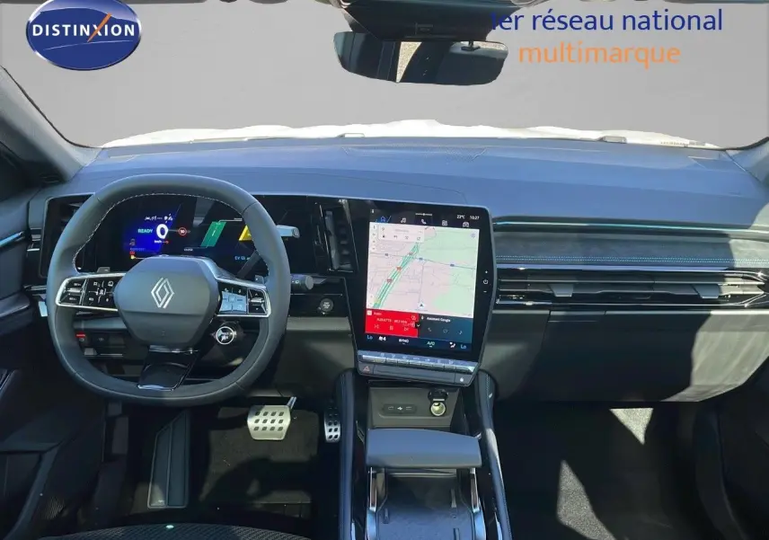 Intérieur avant du Renault Espace blanc nacré 2025, tableau de bord moderne avec grand écran tactile central et volant multifonction.