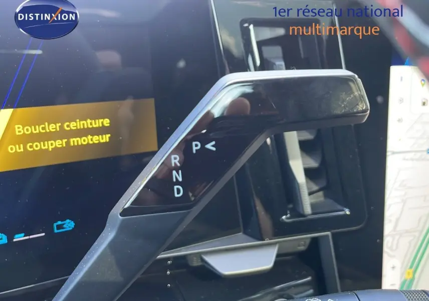Le levier de vitesses automatique noir du Renault Espace 2025 en gros plan sur fond d'écran tactile.