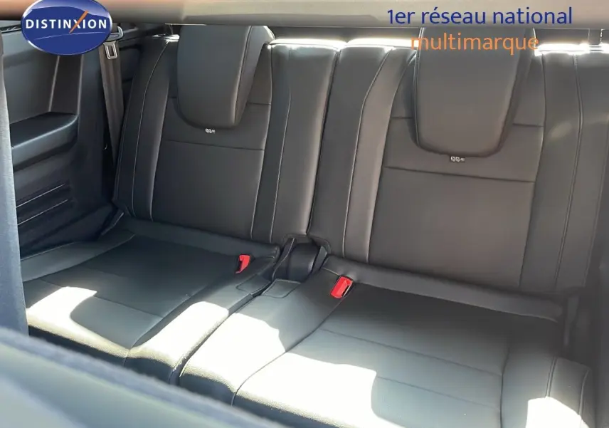 Banquette arrière en cuir noir du Renault Espace 2025, vue intérieure mettant en valeur les sièges et ceintures rouges.