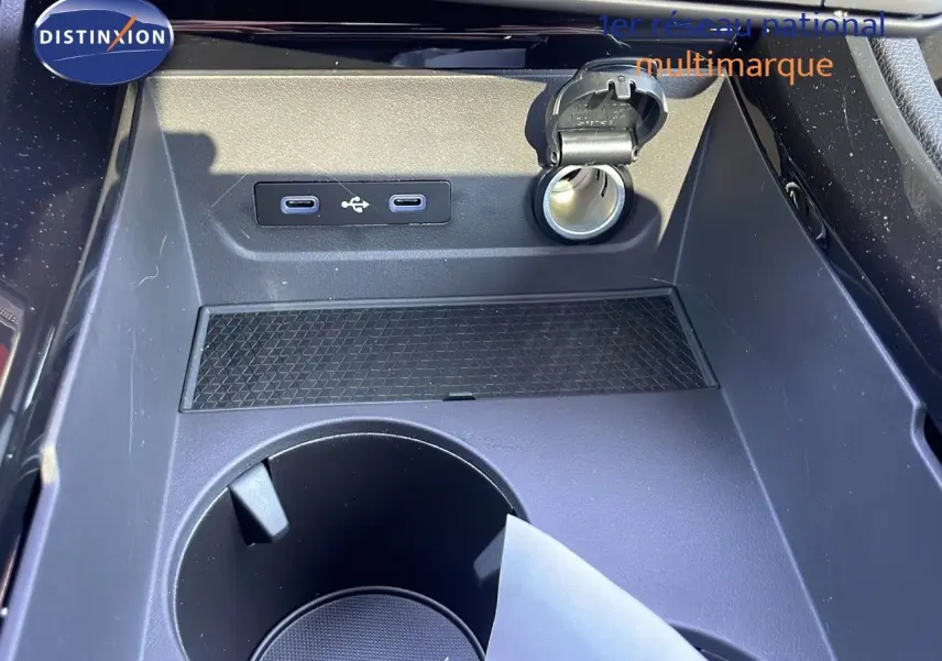 Prise USB double et allume-cigare dans la console centrale d'un Renault Espace blanc nacré 2025.