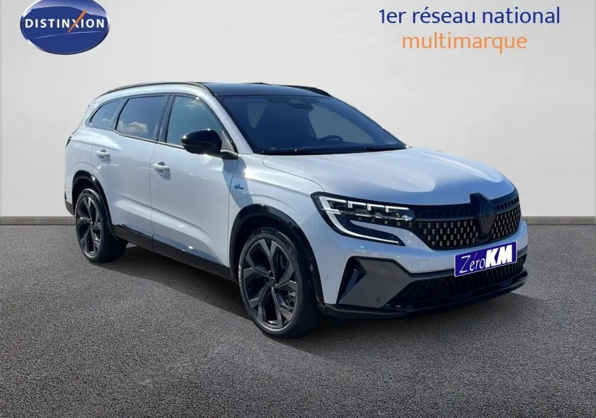 Renault Espace 2025 blanc nacré en 3/4 avant droit, avec jantes noires et toit panoramique sombre.