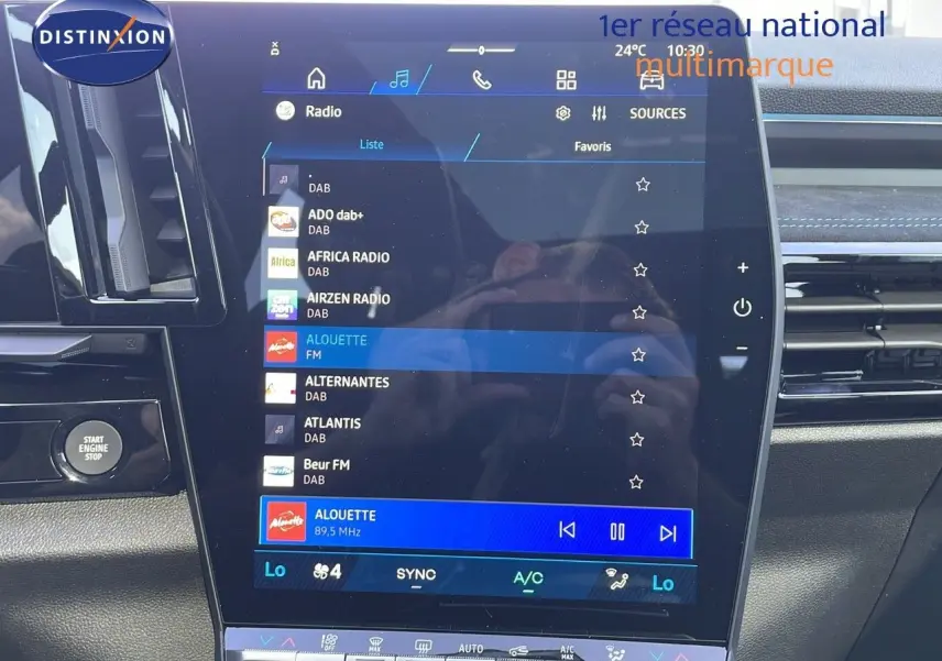 Intérieur du Renault Espace 2025 blanc nacré, vue sur l’écran tactile central affichant les radios numériques.