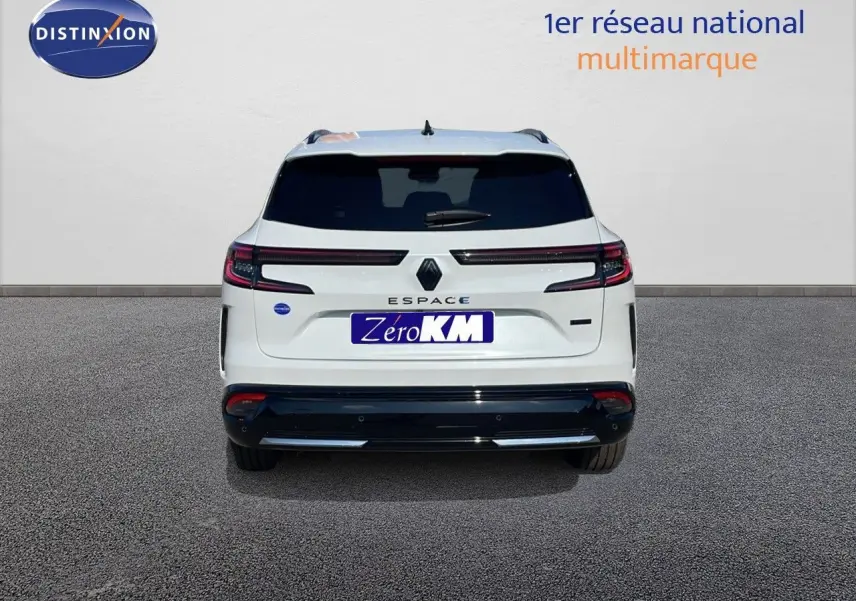 Vue arrière du Renault Espace blanc nacré 2025 avec feux LED et logo distinctif bien visibles.