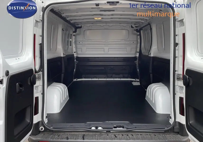 Vue arrière ouverte du Renault Trafic Fourgon blanc glacier L2H1, montrant l'espace de chargement vide et les portes battantes ouvertes.