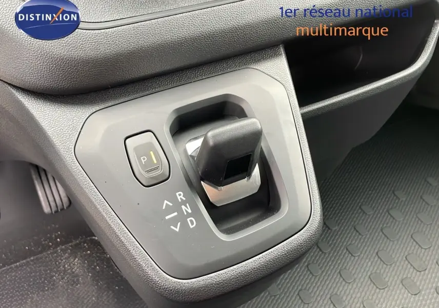 Le levier de vitesses automatique noir du Renault Trafic Fourgon L2H1 2025, vu en gros plan intérieur.