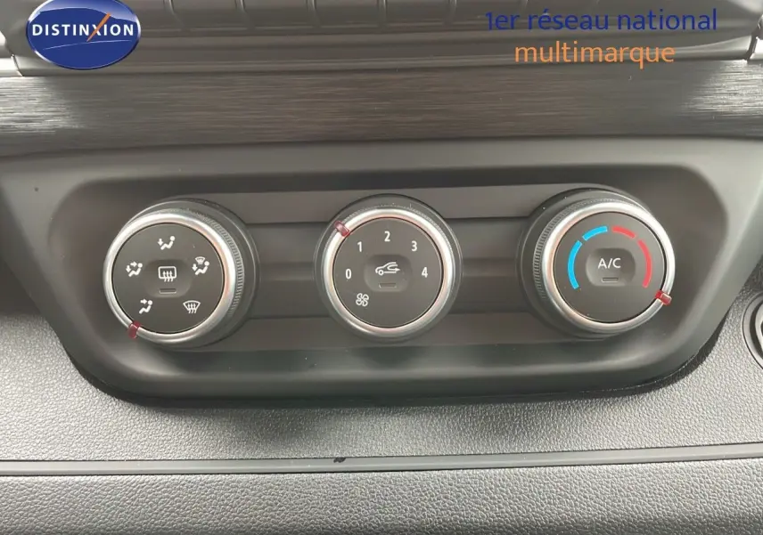 Gros plan sur les commandes de climatisation du Renault Trafic Fourgon blanc glacier, avec réglages manuels et indication A/C.