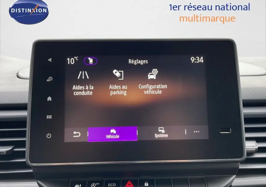 Écran tactile central du Renault Trafic Fourgon blanc glacier affichant les réglages d'aides à la conduite et parking.