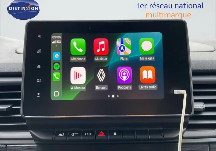 Écran tactile central du Renault Trafic Fourgon blanc glacier 2025 affichant les applications connectées, vue de face.