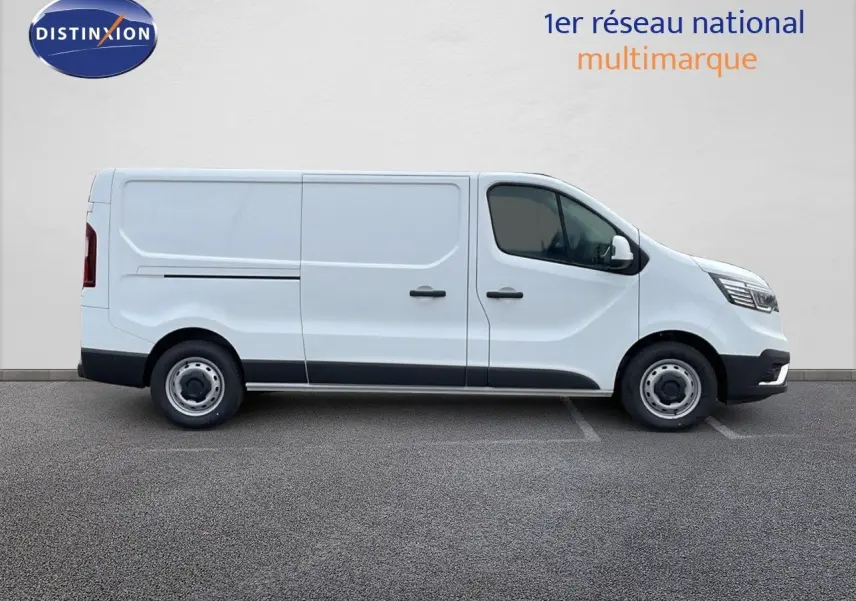 Vue latérale droite d'un fourgon Renault Trafic blanc glacier, profil complet sur fond neutre.