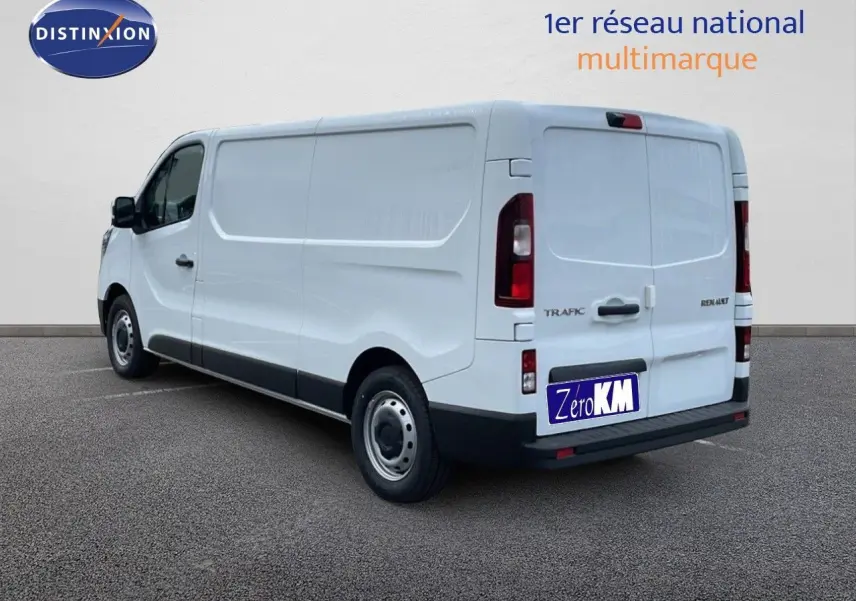 Renault Trafic Fourgon blanc glacier vu en 3/4 arrière côté gauche sur fond neutre.