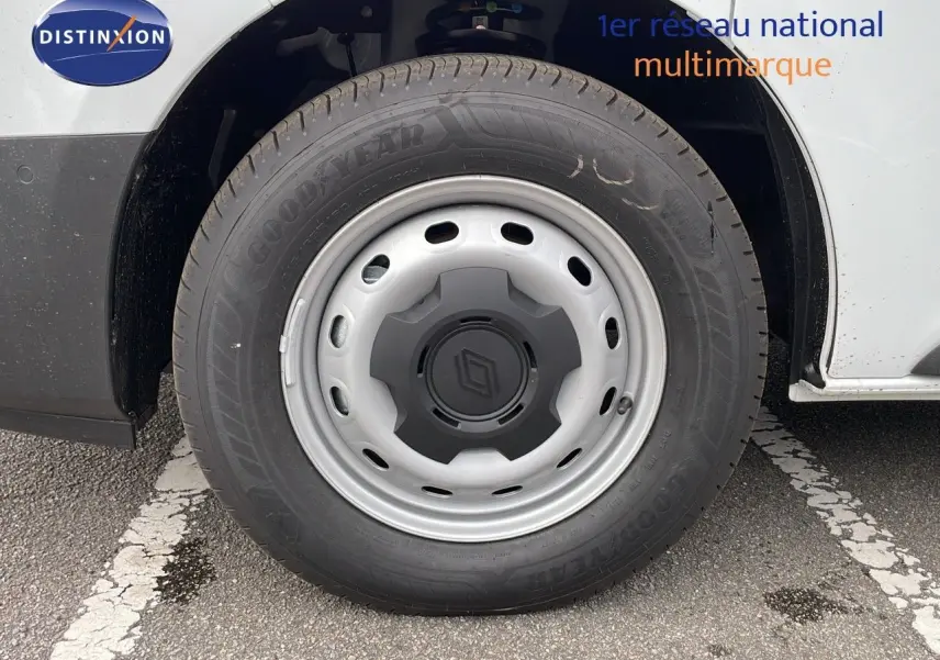 Gros plan sur la roue avant droite blanche glacée du Renault Trafic Fourgon L2H1 2025 avec jante acier et logo Renault.
