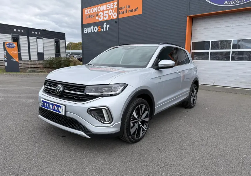 Volkswagen T-Cross gris cendre en 3/4 avant droit, avec jantes alliage 18 pouces et calandre R-Line visible.