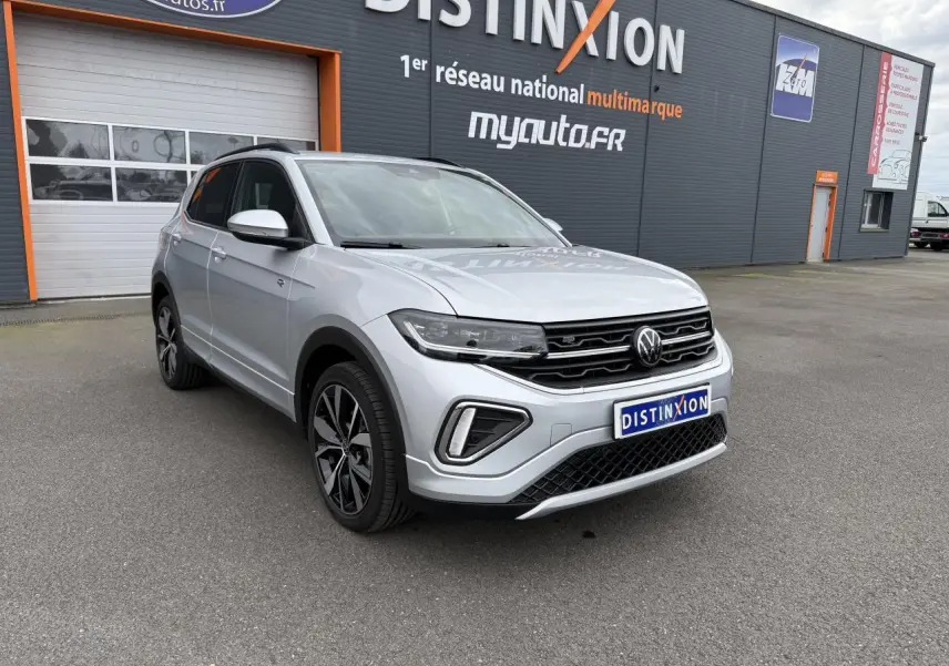 Volkswagen T-Cross gris cendre en 3/4 avant droit, avec jantes alliage 18 pouces et calandre R-Line.