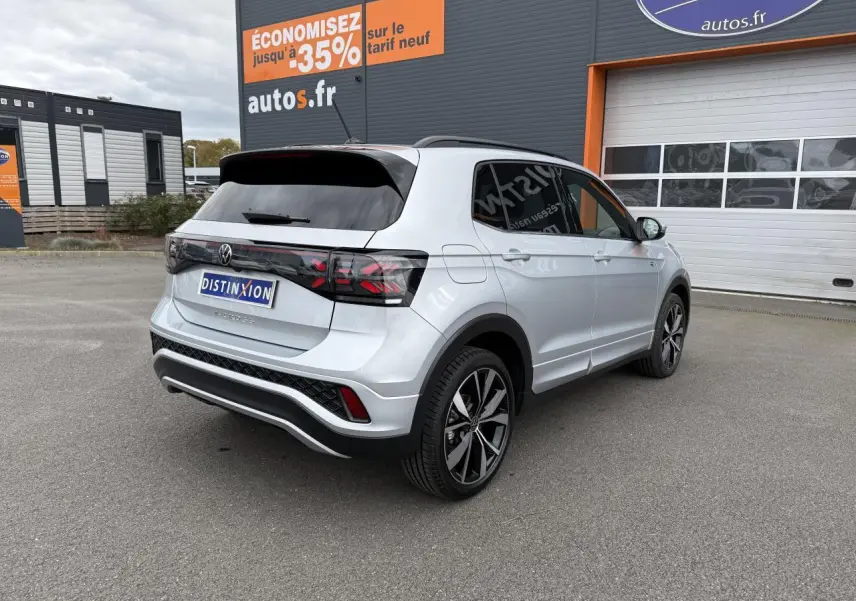 Vue 3/4 arrière droite d'un Volkswagen T-Cross gris cendre avec jantes alliage 18 pouces et vitres surteintées.