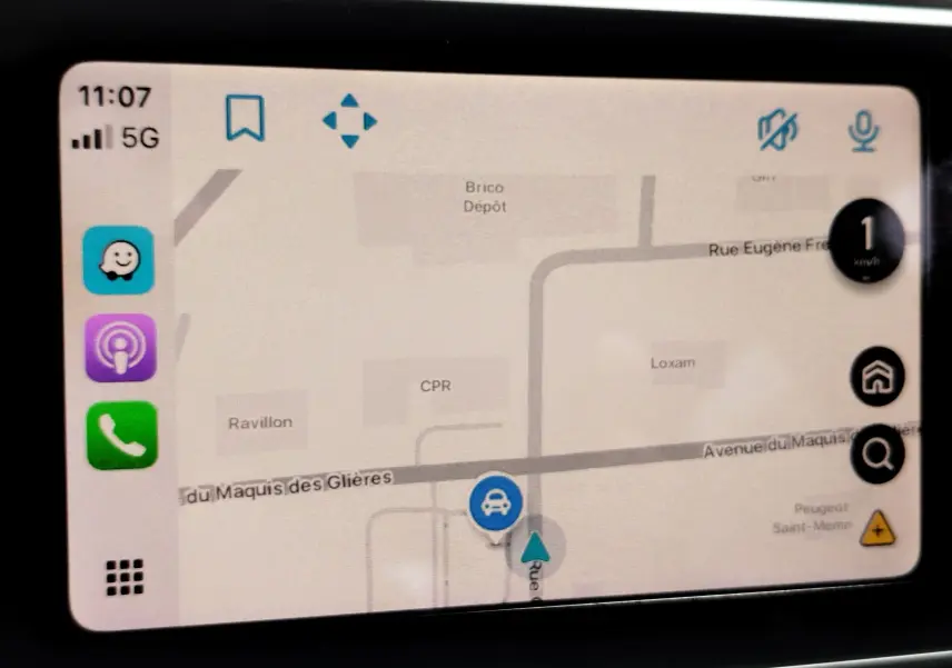 Écran de navigation GPS de la Nissan Micra 2022 affichant une carte avec itinéraire en cours et icônes d'applications.