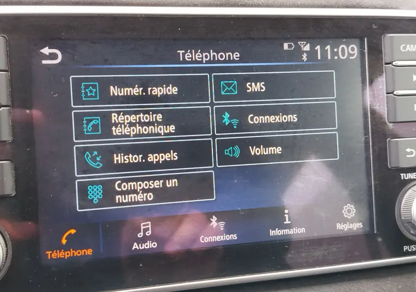 Écran tactile du système multimédia Nissan Micra 2022 affichant le menu téléphone avec options de connexion et appels.