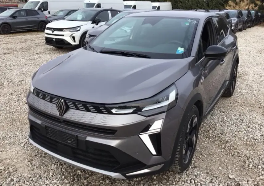 Vue 3/4 avant droite du Renault SYMBIOZ gris Cassiopée avec calandre 3D et jantes noires distinctives.