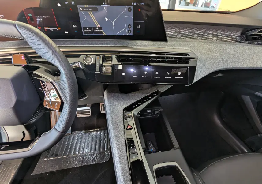 Vue intérieure côté conducteur du Peugeot 3008 Hybrid 2026, mettant en valeur le tableau de bord numérique et la console centrale moderne.