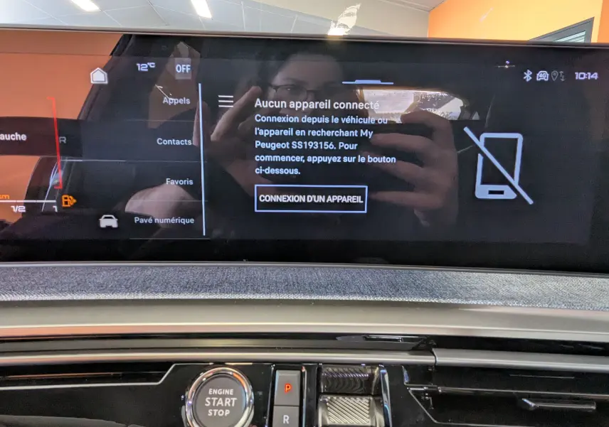 Tableau de bord numérique du Peugeot 3008 1.2 Hybrid 145ch GT, écran tactile affichant menu connecté.