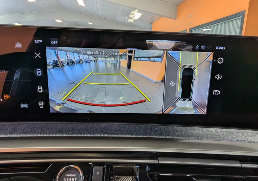 Affichage écran multimédia du Peugeot 3008 bleu Ingara, vue caméra de recul et vision 360° intérieure.