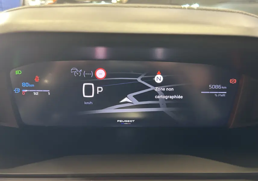 Affichage numérique du tableau de bord du Peugeot 2008 gris Selenium, montrant la navigation et les indicateurs de conduite.