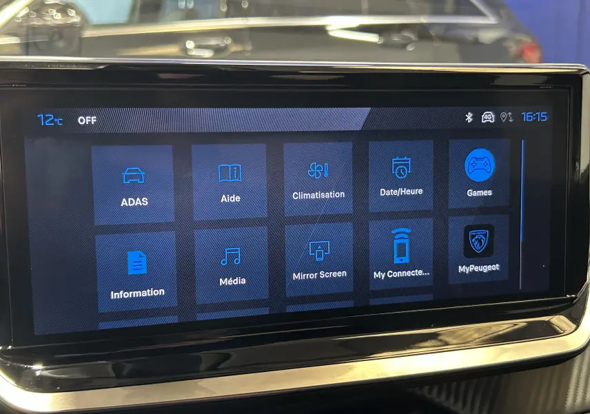 Écran tactile central du Peugeot 2008 gris Selenium, affichant le menu principal avec icônes bleues sur fond noir.