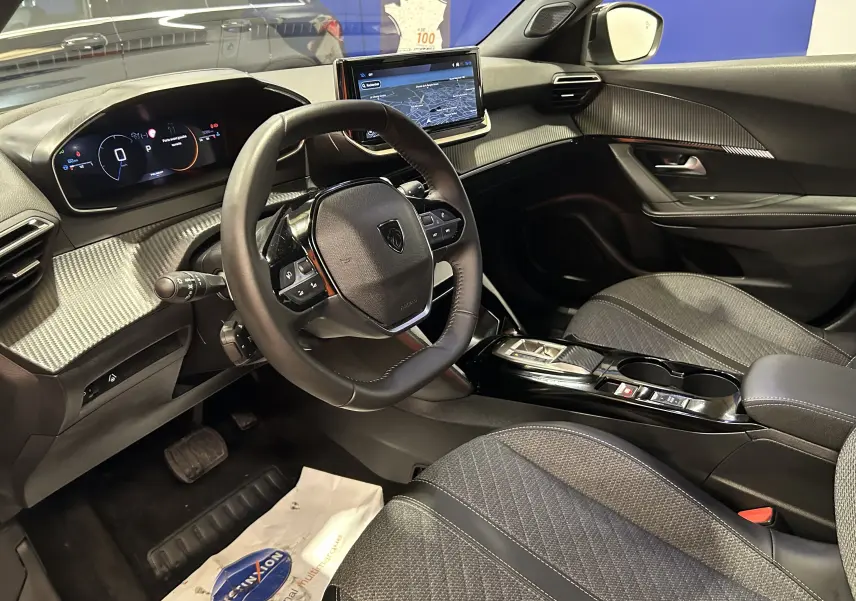 Vue intérieure côté conducteur du Peugeot 2008 gris Selenium avec tableau de bord numérique et écran tactile central.