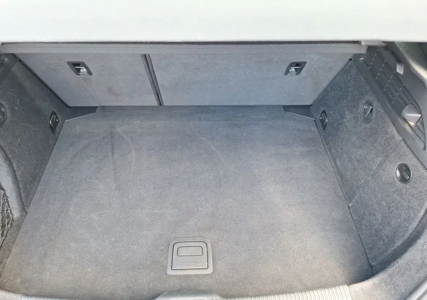 Coffre vide vu de dessus d'une Audi A3 gris 2017, avec revêtement intérieur en tissu sombre.