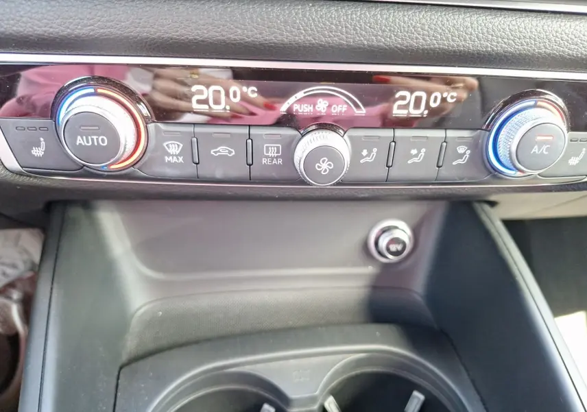 Vue rapprochée de la console centrale de l’Audi A3 2017, montrant les commandes de climatisation automatique avec affichage digital.
