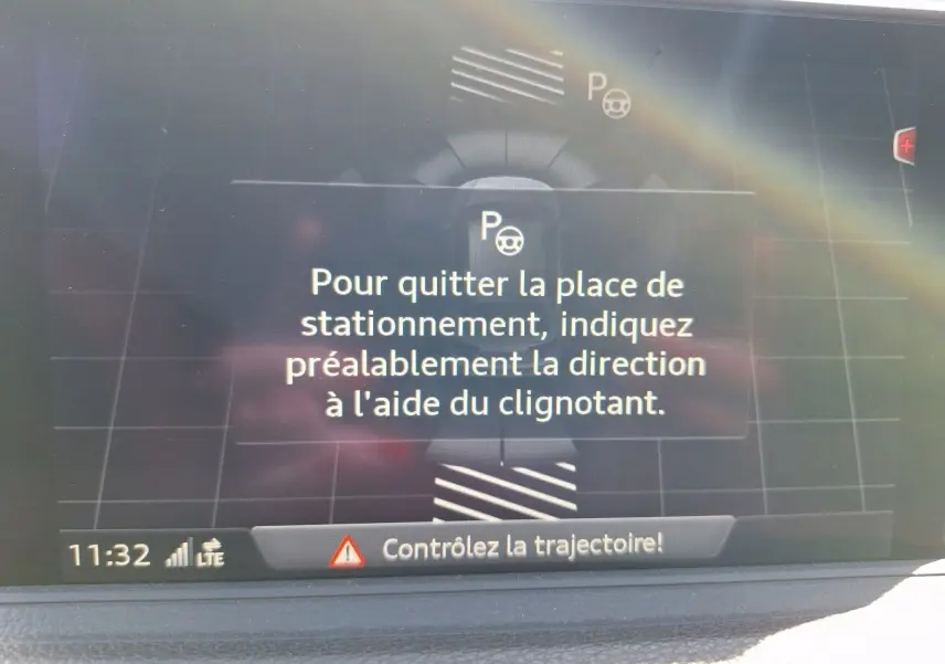 Écran central de l’Audi A3 gris montrant l’interface du Park Assist avec instructions de stationnement.